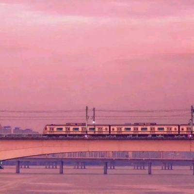 成都新晋打卡地：横跨锦江的交子人行桥正式向公众开放